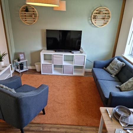 Lovely 2 Bedroom Serviced Apartment With Parking 맨스필드 외부 사진