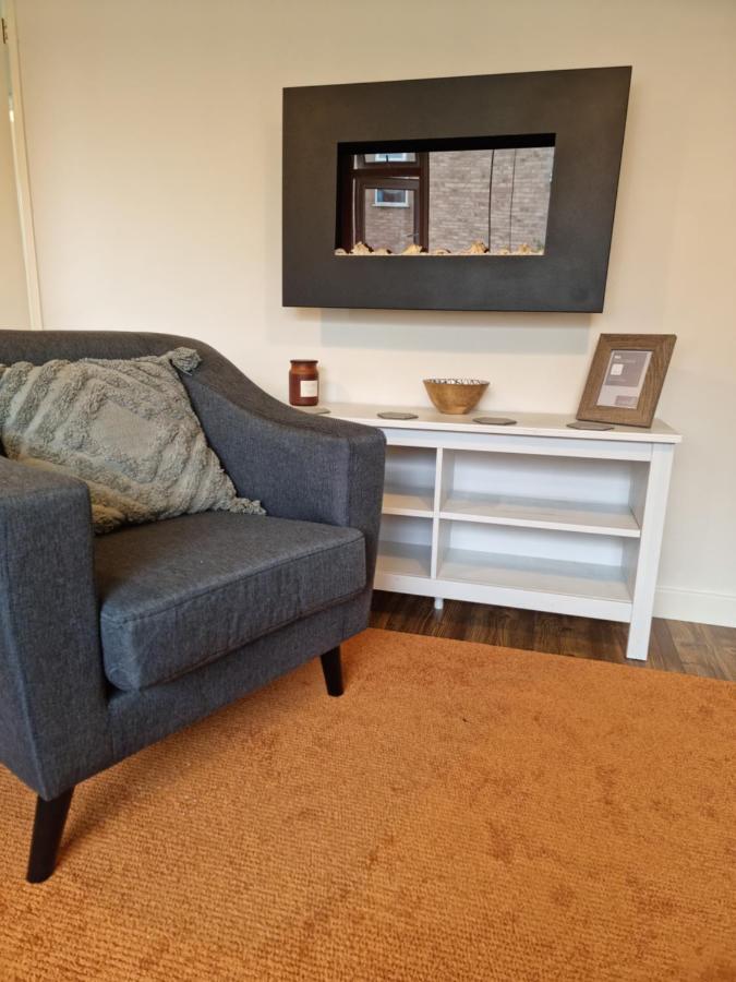 Lovely 2 Bedroom Serviced Apartment With Parking 맨스필드 외부 사진