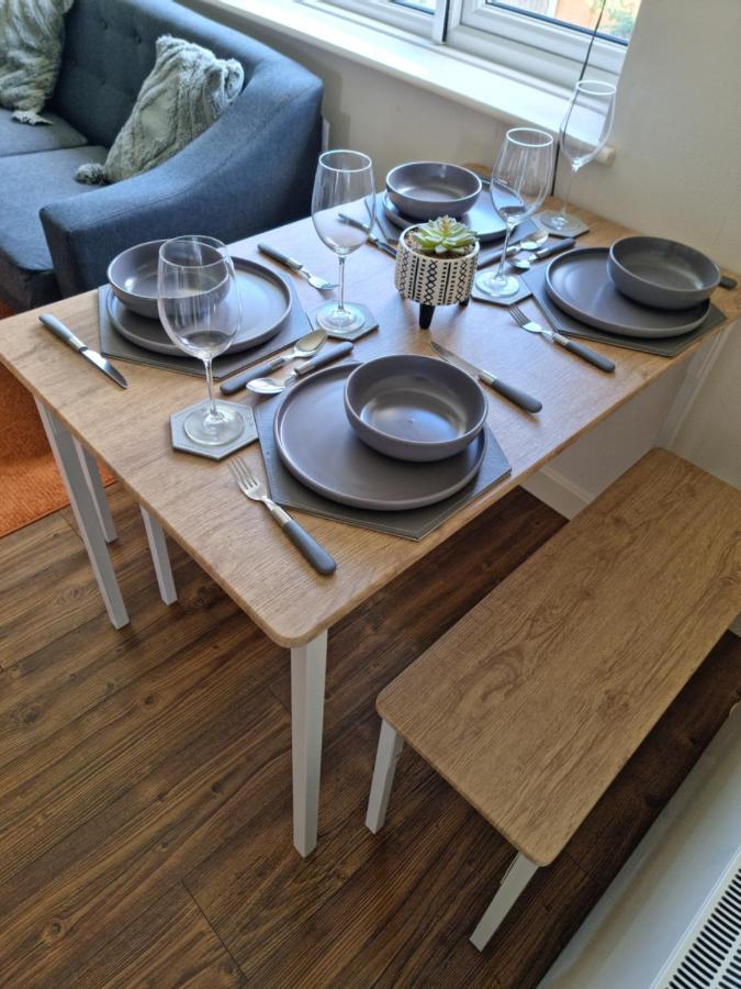 Lovely 2 Bedroom Serviced Apartment With Parking 맨스필드 외부 사진