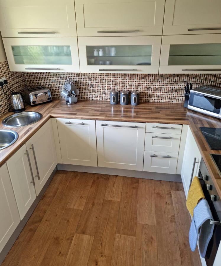 Lovely 2 Bedroom Serviced Apartment With Parking 맨스필드 외부 사진