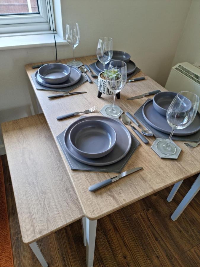 Lovely 2 Bedroom Serviced Apartment With Parking 맨스필드 외부 사진